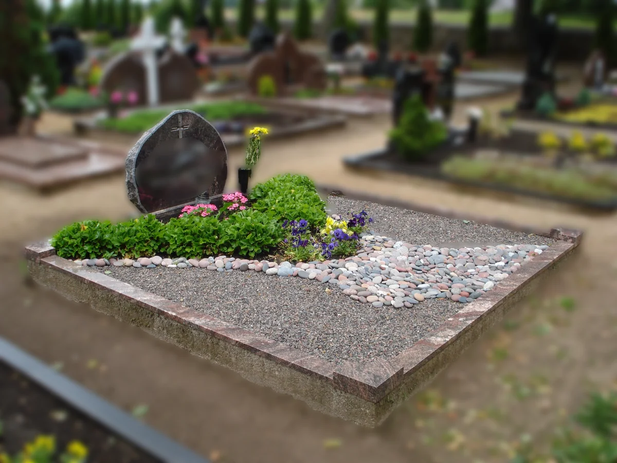 Granīta kapu piemineklis Latvijā — Granīta Dizains