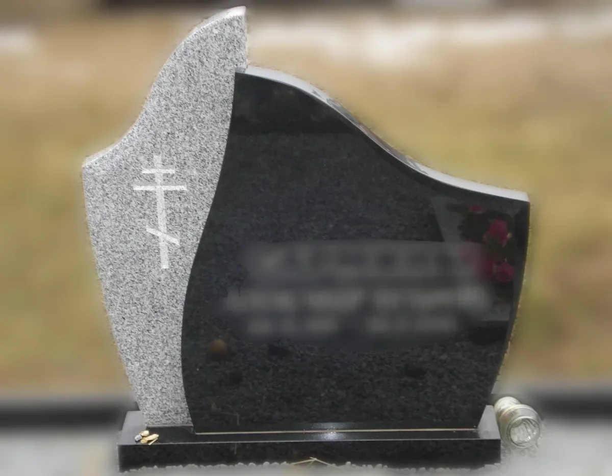 Granīta piemineklis ar iekaltiem vārdiem — Granīta Dizains