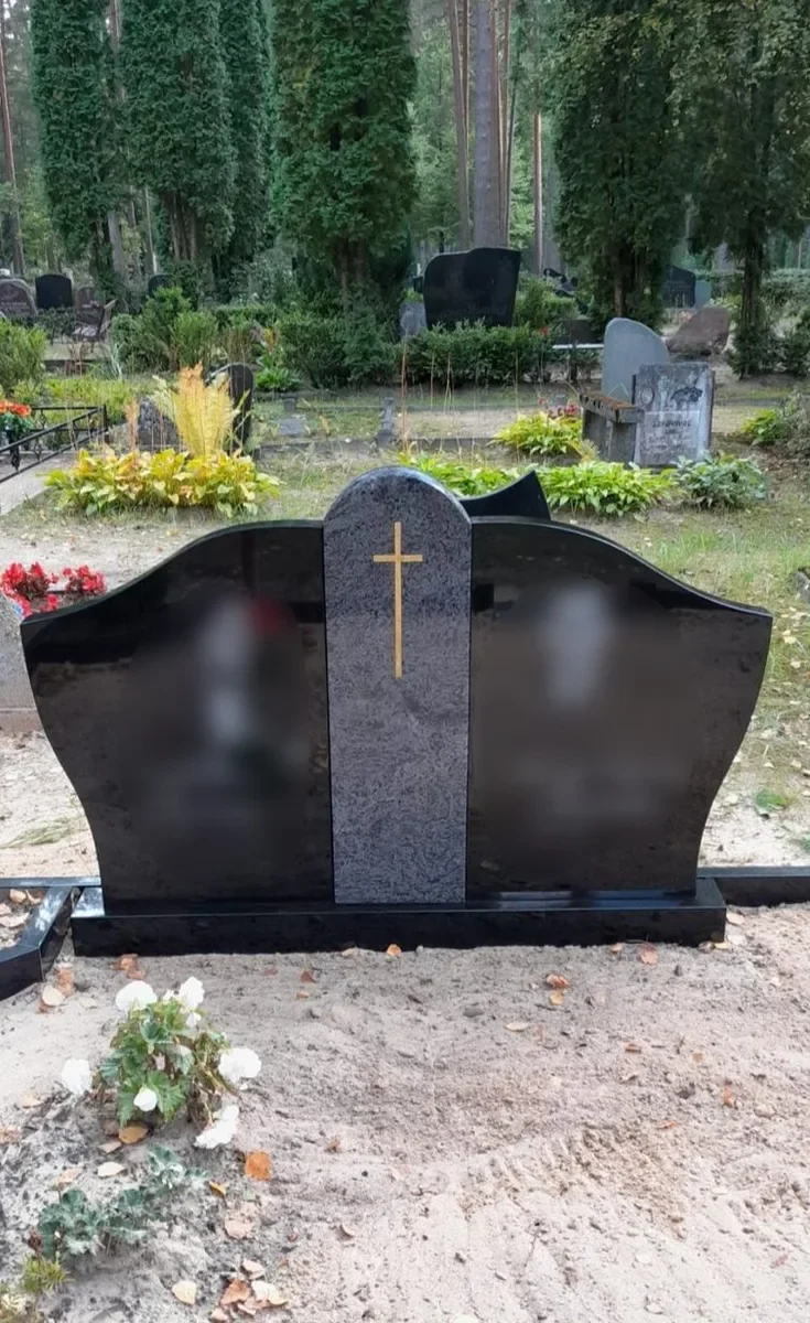 Granīta kapu piemineklis ar gravētu tekstu — Granīta Dizains