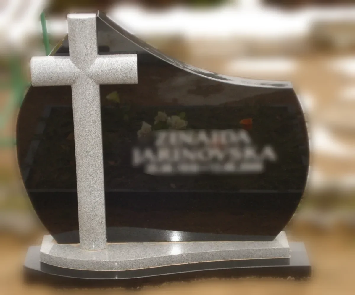 Granīta piemineklis ar vārdu gravēšanu — Granīta Dizains