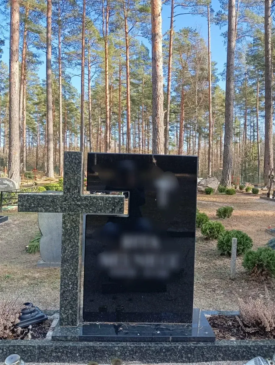 Granīta piemineklis ar precīzu teksta gravēšanu — Granīta Dizains