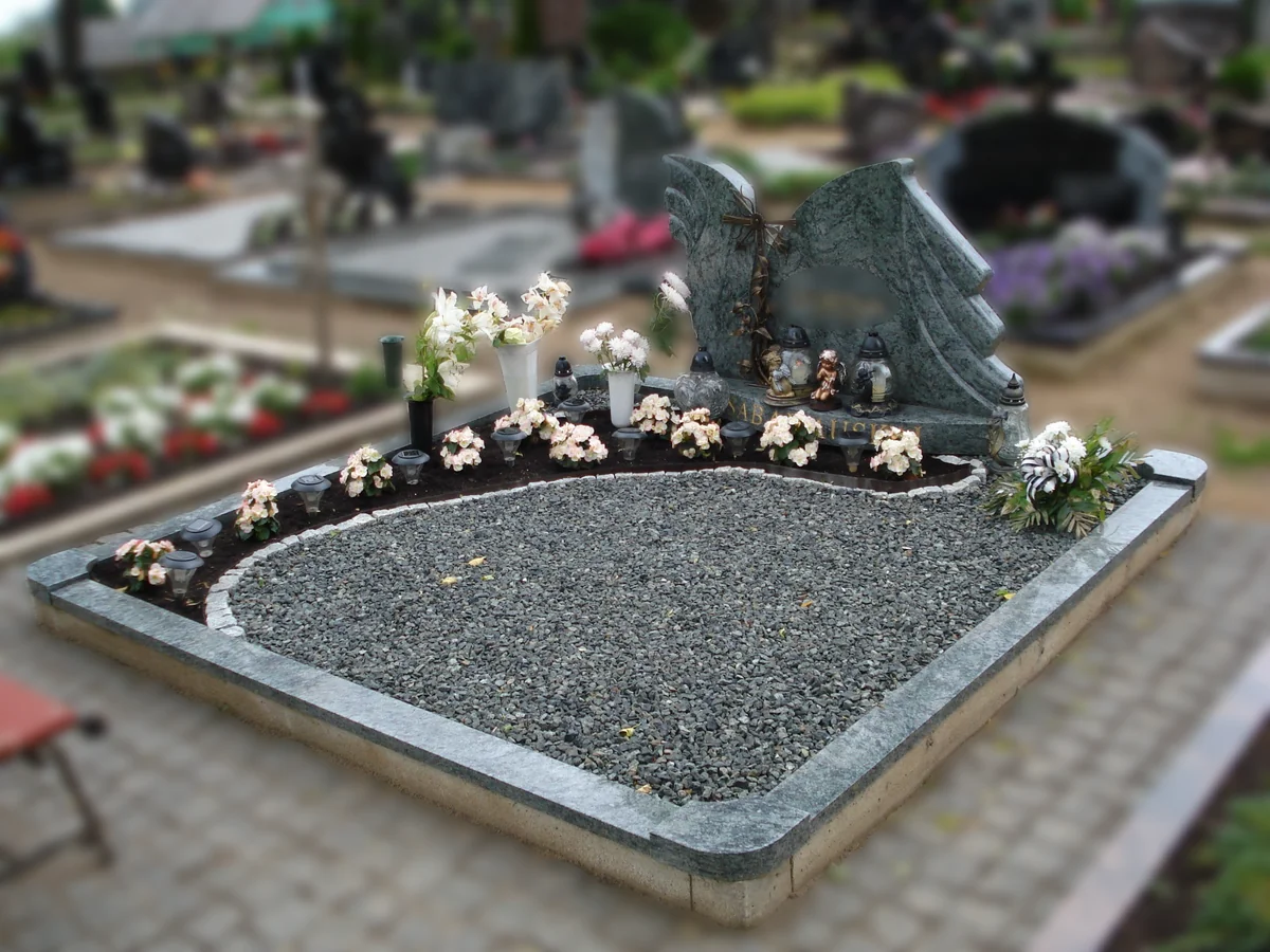 Granīta piemineklis ar pamatni kapu vietā — Granīta Dizains