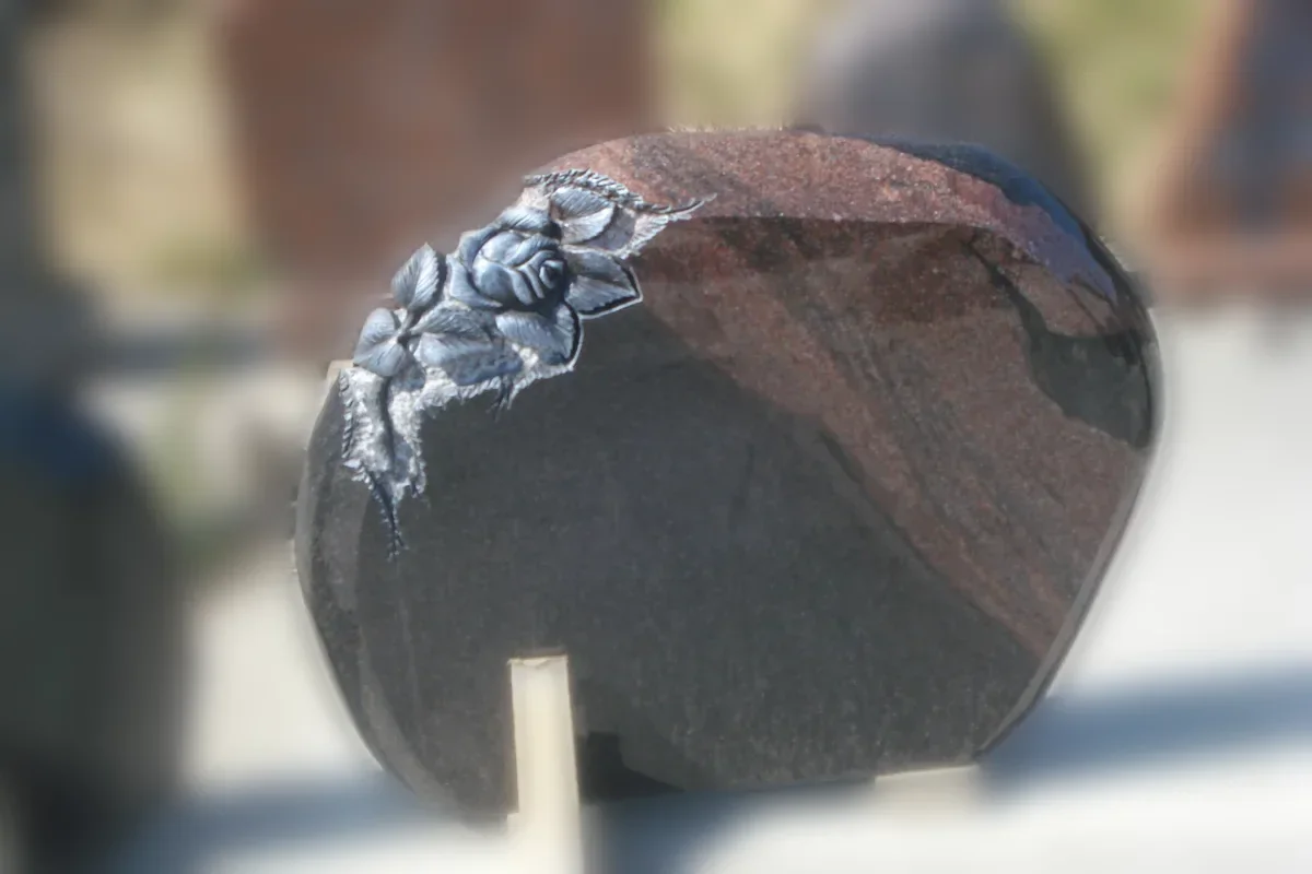 Individuālas formas granīta piemineklis — Granīta Dizains