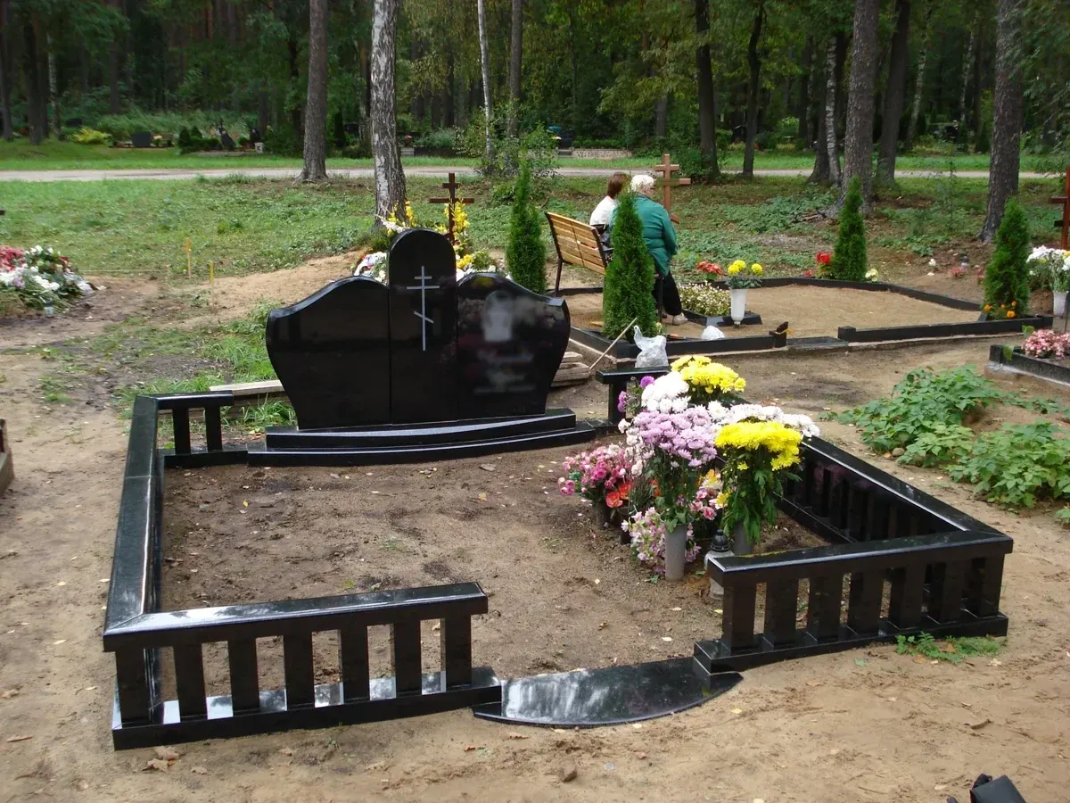 Moderna dizaina granīta piemineklis — Granīta Dizains