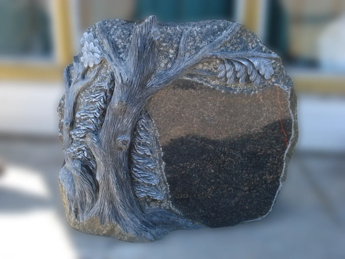 Granīta piemineklis ar ornamentu gravēšanu — Granīta Dizains