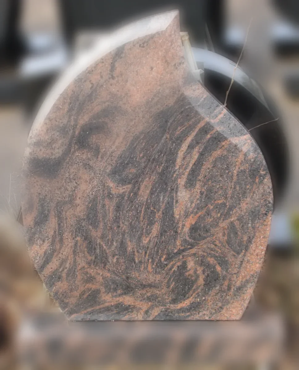 Māksliniecisks granīta piemineklis ar portreta gravēšanu Latvijā — Granīta Dizains