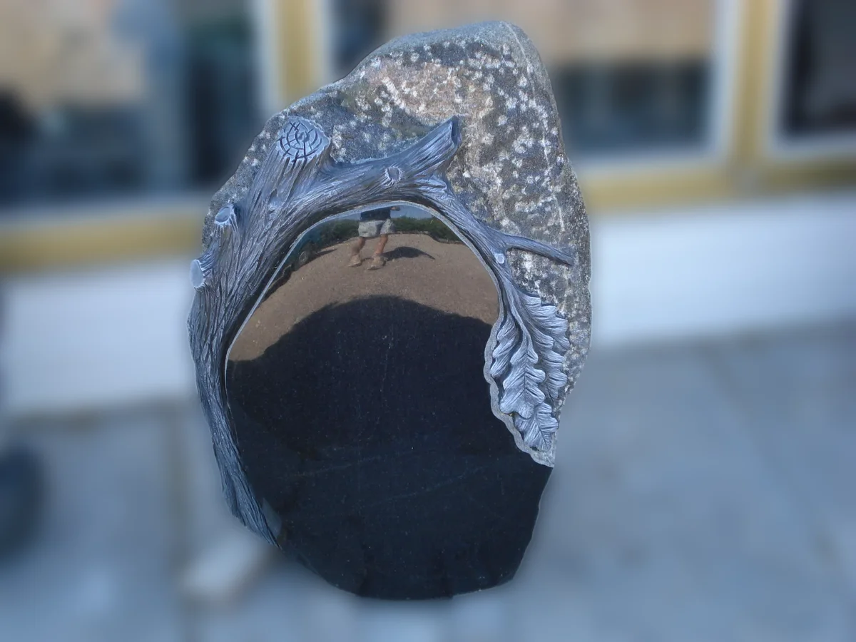 Kapu piemineklis no granīta ar apmali — Granīta Dizains