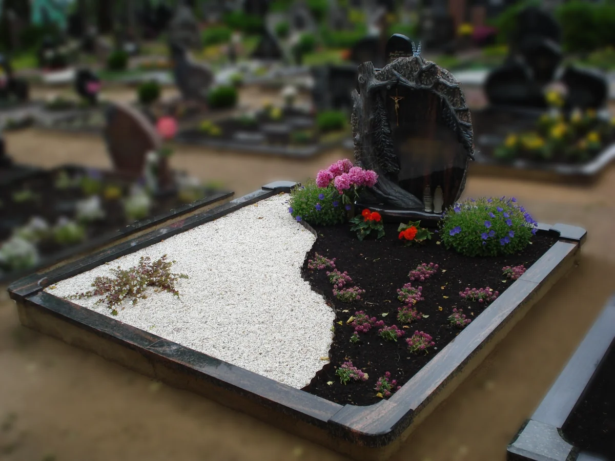 Kapu piemineklis no melna granīta Latvijā — Granīta Dizains