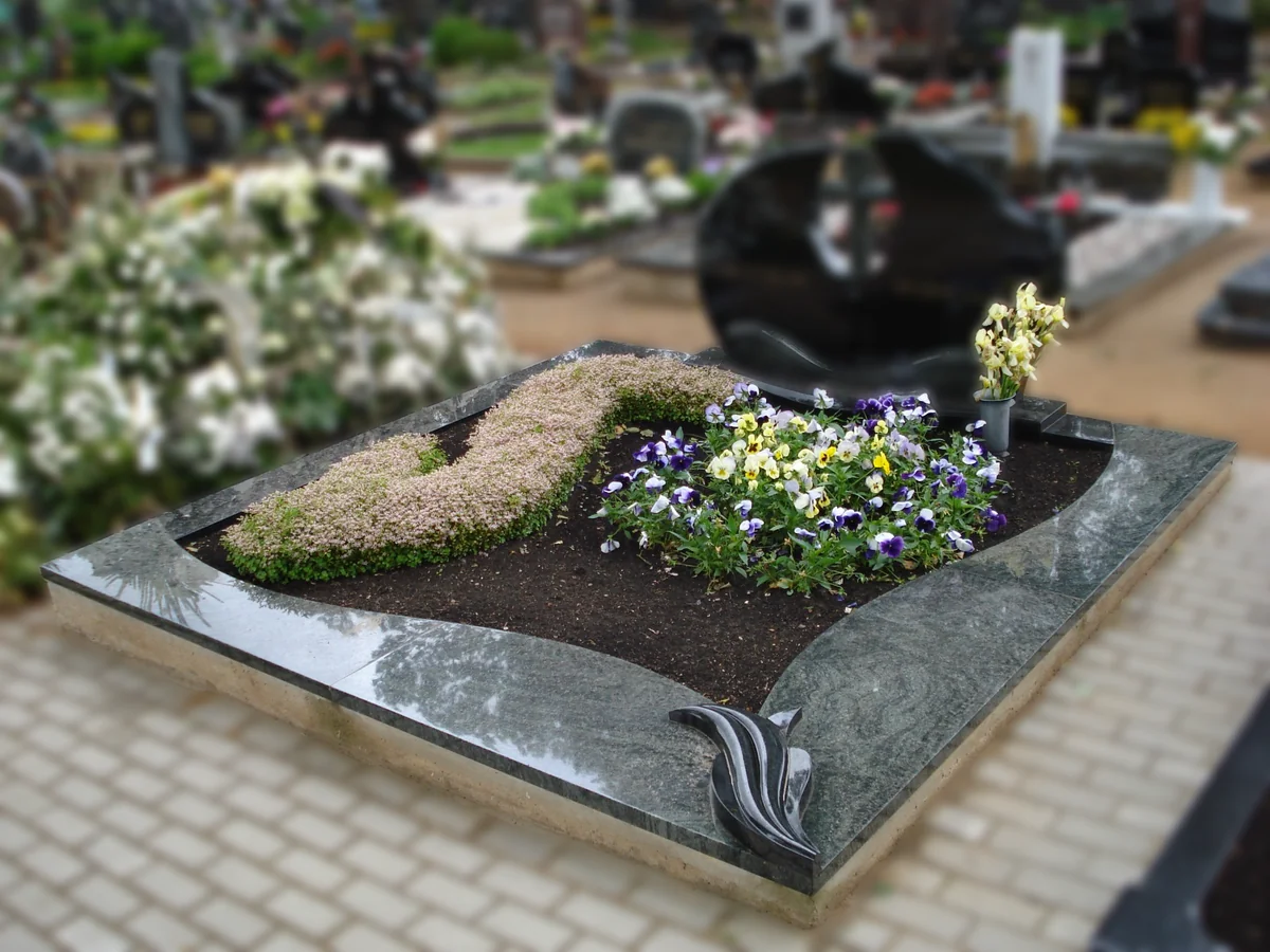 Melns pulēts granīta piemineklis Latvijā — Granīta Dizains