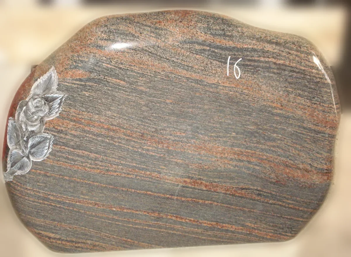 Melns granīta kapu piemineklis ar zelta gravēšanu — Granīta Dizains